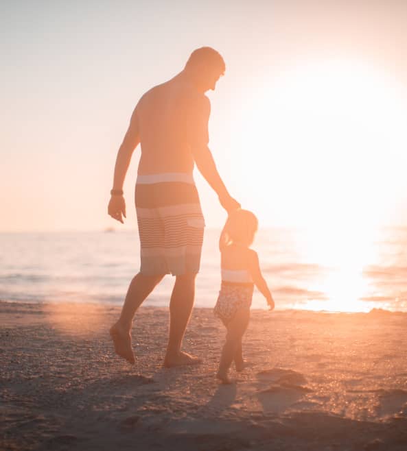 Vater mit Kind am Strand